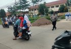 Berikan Pelayanan kepada Masyarakat, Polsek Kaliwedi Laksanakan Pengaturan Lalu Lintas Siang di Depan SMPN 1 Kaliwedi