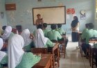 Polsek Sedong Polresta Cirebon Gelar Police Goes To School di SMPN 2 Sedong, Tekankan Bahaya Cyber Bullying dan Kenakalan Remaja